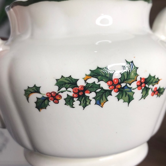 Vintage Royal Tudor Holly & Berries Sugar Bowl With Lid - Picture 3 of 12